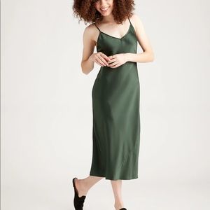 QUINCE MACHINE WASHABLE SILK GREEN SLIP DRESS